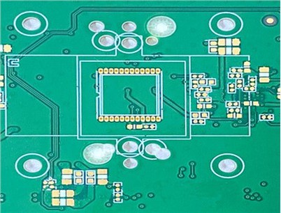 PCB z vlečno luknjo